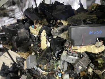 продаю дом: Петли капота Toyota, Б/у, Оригинал — 2