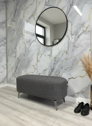 Банкетка для хранения в обивке из серой ткани предлагает практичное и at lalafo.kg Банкетка для хранения в обивке из серой ткани предлагает практичное и