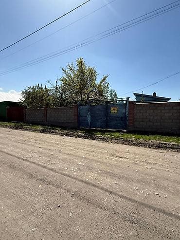 Продаётся жилой дом с придомовым участком. - Территория огорожена
