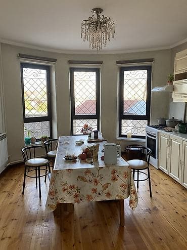 дома в ак орго: Продается частный дом в центре ж/м Ак-Орго. Участок 6 соток. Общий — 10