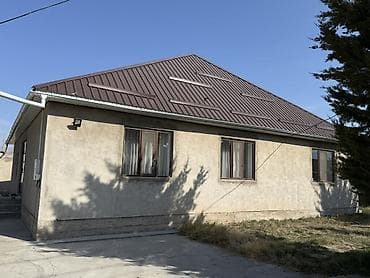 Продается одноэтажный жилой дом с металлической кровлей и утепленным