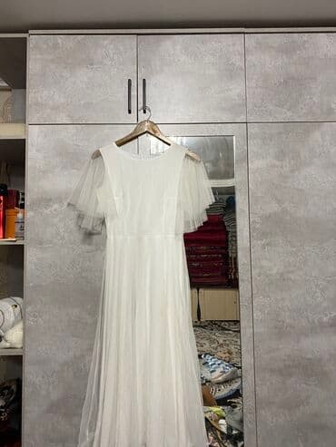 длинное белое платье: Белое платье в пол с многослойным фатиновым верхом. - Силуэт: А‑line — 1