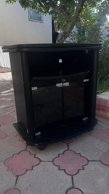 Тумба под телевизор черного цвета с застеклёнными дверцами и полкой at lalafo.kg Тумба под телевизор черного цвета с застеклёнными дверцами и полкой