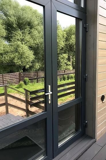 Двухсекционная стеклянная дверь в прочной алюминиевой раме