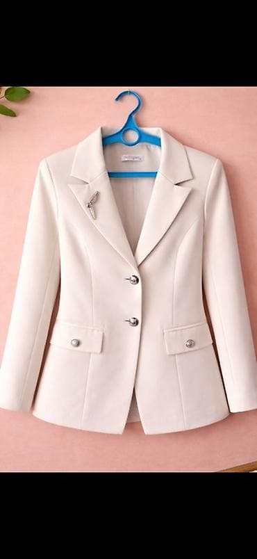 женское куртка: Женский классический пиджак цвета айвори. - Приталенный силуэт — 1