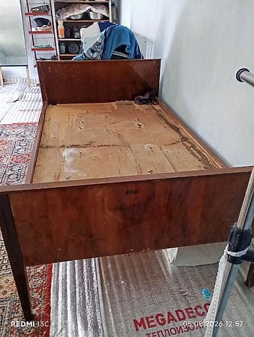 Полуторка деревянная кровать классического советского дизайна. -