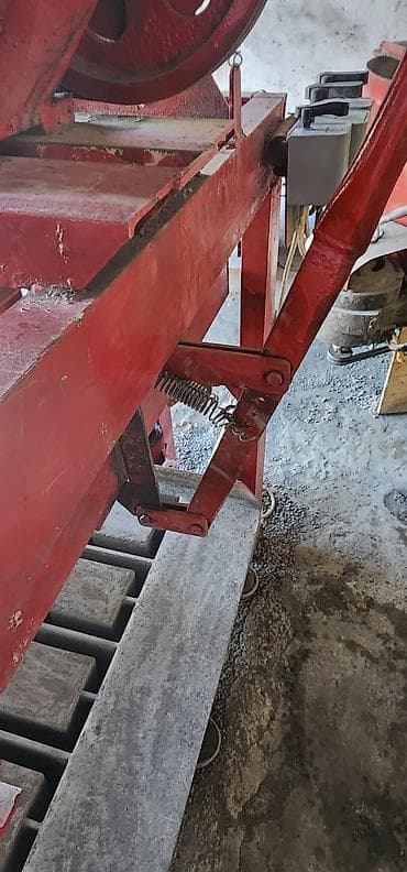 Производство строительных материалов: Пескоблок чыгарган станок сатылат. 20 жана 15 размердеги матрицалары — 5