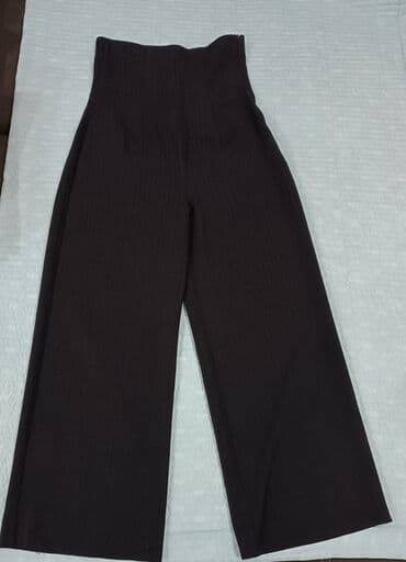 брюки и блузку: Брюки расклешенные с высокой талией, сбоку замок. Короткий пиджак — 2