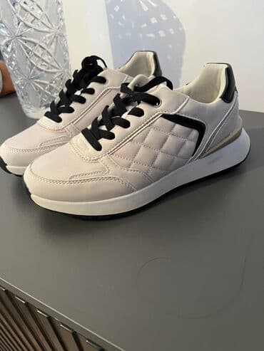 Новые кроссовки 38 размерочень удобные . Цена:2800