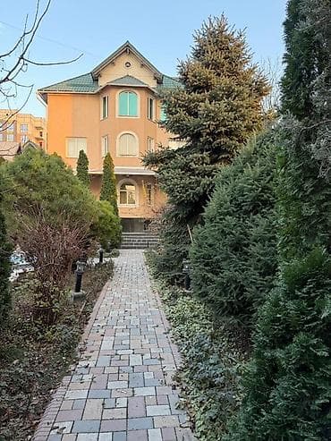 дома для отдыха: Просторный дом в центре города с ухоженным озеленённым участком и — 1