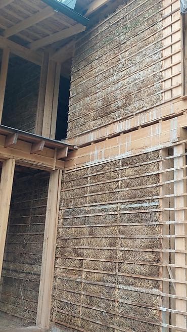 Отопление: Стена дома, частично утепленная тюками соломы, закрепленными — 1