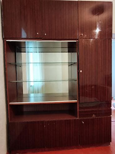 Секция-шкаф для гостиной с витриной из стекла. - Материал: корпус — at lalafo.kg Секция-шкаф для гостиной с витриной из стекла. - Материал: корпус —