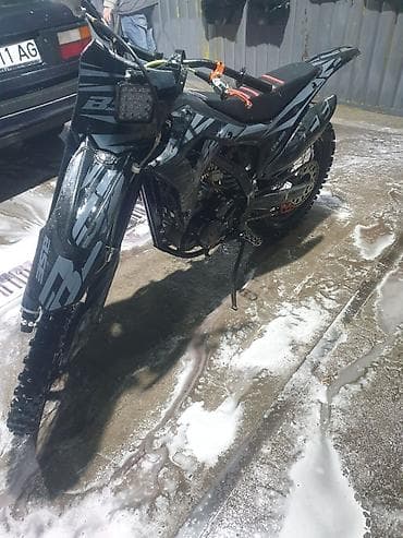 каска жилет: Кроссовый мотоцикл BSE (эндуро/мотокросс) - Агрессивный дизайн в — 1