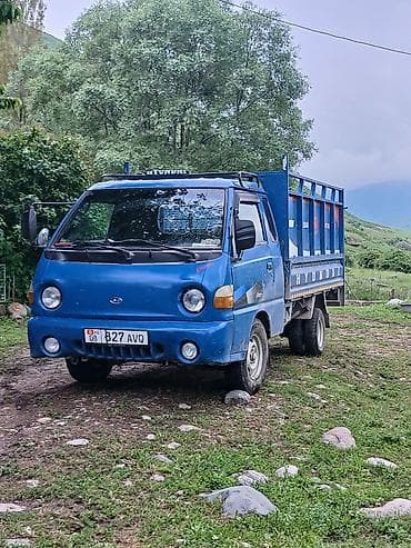 трактор дыты: Hyundai Porter — компактный бортовой грузовик синего цвета. Самосвал — 3