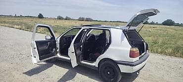 детский машина аккумулятор: Volkswagen Golf III, хэтчбек 5‑дверный, белый жемчуг кузов с черной — 10