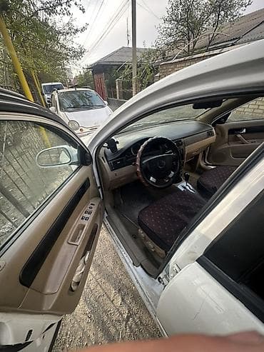 радар авто: Продажа: седан белого цвета с бежевым салоном, автоматическая коробка — 3