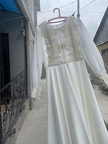 на свадьбу: Длинное нарядное платье белого цвета с длинными рукавами - Силуэт — 3