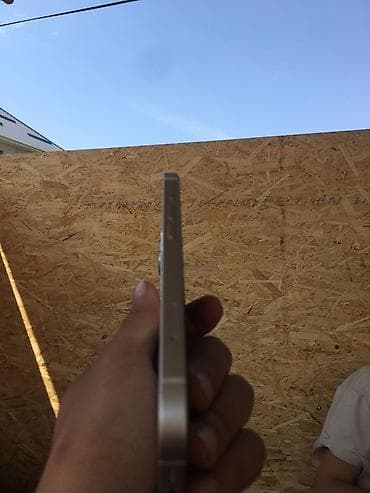 wi: IPhone 13, Старлайт — 2