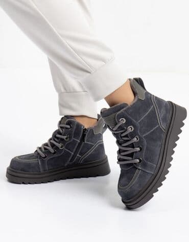 сапоги из натурального меха и кожи: Стильные женские ботинки серого цвета, выполненные из замши, идеально — 1