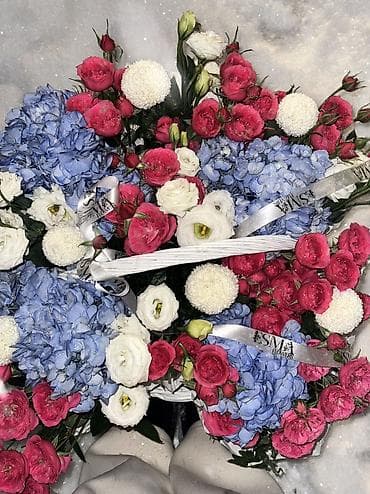 сакура где купить: Пышная цветочная корзина - Состав: голубые гортензии, белые эустомы и — 2