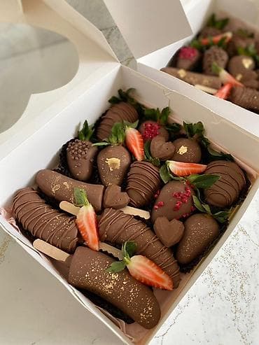 букет из клубники: Наборы фруктов в бельгийском шоколаде Callebaut - Ассорти клубники в — 3