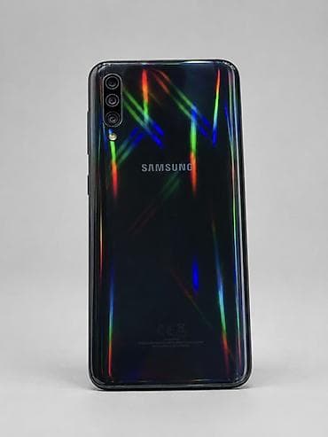 samsung galaxy a71: Смартфон Samsung с тройной основной камерой и LED‑вспышкой. Глянцевая — 1