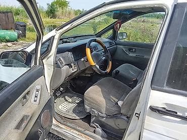 граната мазда: Nissan Prairie: 1989 г., 2 л, Механика, Бензин, Минивэн — 4