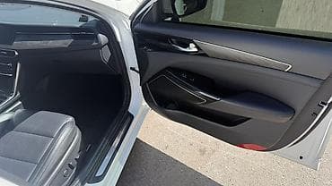 спидометор: Салон автомобиля бизнес-класса с современным оснащением. Основные — 5