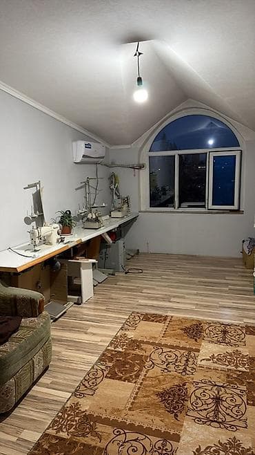 большие бассейны: Сдаётся помещение - Просторная комната с высоким потолком и арочным — 1