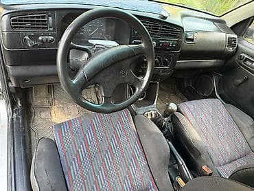 авто в такси: Volkswagen Golf: 1992 г., 1.8 л, Ручные, Бензин, Хэтчбэк — 3