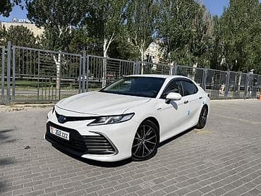 Toyota Camry: 2022 г., 2.5 л, Автомат, Гибрид, Седан — 1