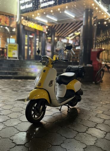 Фастфуд-заведение «Казан Шаурма / Chicken» с яркой неоновой вывеской и