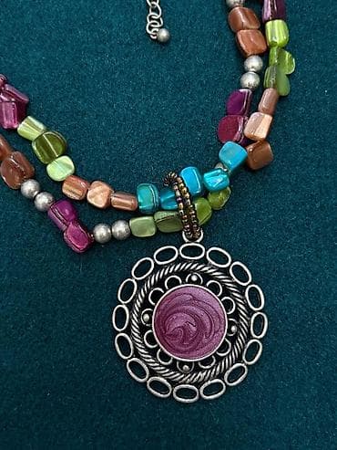 Айымдардын бут кийими: Яркое многоярусное колье с крупной круглой подвеской. Характеристики — 2