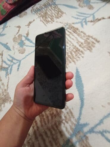 Смартфон с большим безрамочным экраном, черный цвет корпуса. Экран