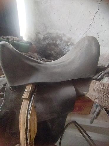 Кожаное конное седло с высокой лукой - Тип: традиционное седло с