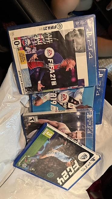 Набор дисков в одни руки с футбольными играми серии EA Sports для — 1