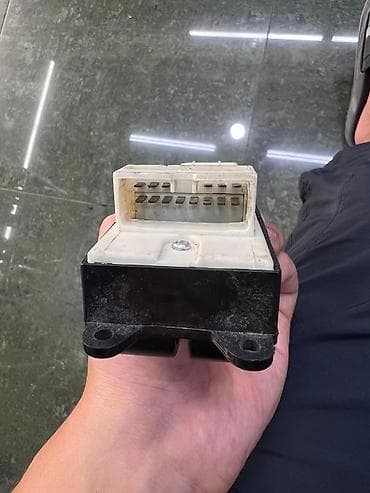 стеклы: Блок управления боковыми стёклами. Кнопки на Toyota Corolla 2001г. - — 4