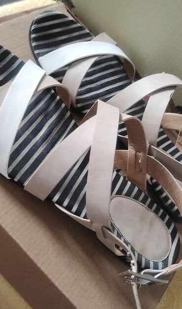 шлепка: Босоножки б/у на низкой подошве универсального цвета. Тканевая основа — 4