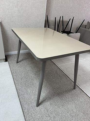 office table: Обеденный стол с глянцевой столешницей и комплект из 6 стульев. Размер — 1