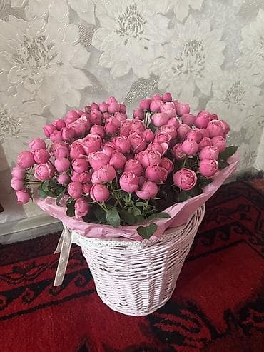 Пышная композиция из розовых кустовых роз в нежной упаковке — 1
