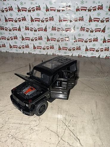 Коллекционные металлические модели автомобилей (масштаб 1:24–1:32)