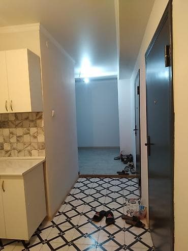 квартира гостничного типа: Продаю 1-кв. гостиничного типа, комната с балконом, дверь — 9