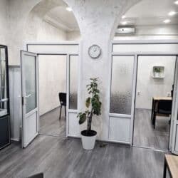 или меняю с доплатой мне: Сдаю Офис, 60 м², В жилом комплексе, 1 линия, С отдельной кухней, С отдельным входом — 2