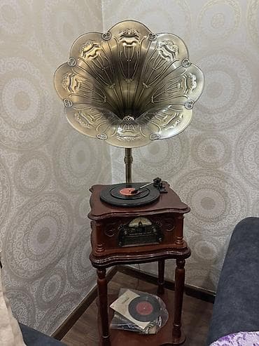 Ретро-граммофон с винтажной трубой и встроенным проигрывателем винила at lalafo.kg Ретро-граммофон с винтажной трубой и встроенным проигрывателем винила