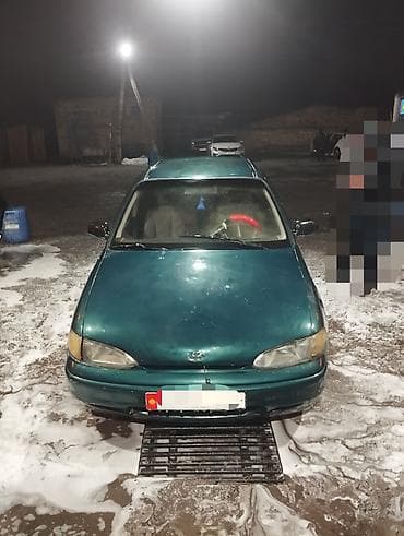 w211 e500: Автомобиль седан, зеленый цвет. На фото — компактная иномарка — 2