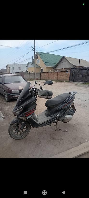 Скутеры: Скутер/мопед городского типа, черный, с обтекателями и ветровым — 1