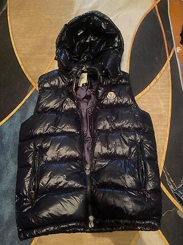 lining s: Moncler, размер S Продаю оригинальный пуховый жилет Moncler, размер — 1