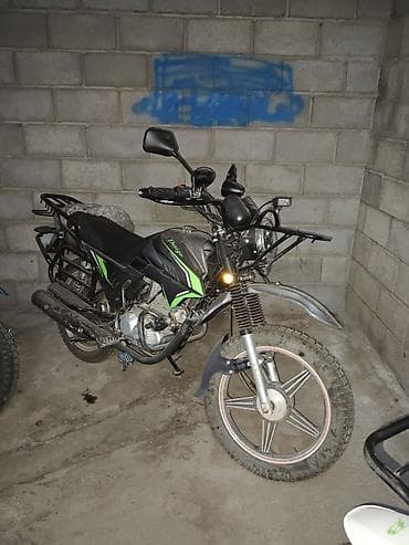 ендура мото: Мотоцикл в бело-зеленой расцветке с динамичным дизайном. Оснащен — 10