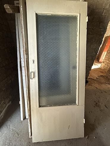 Межкомнатная дверь, Б/у, Со стеклом, Одностворчатая, Деревянная, Распашная, цвет - Белый at lalafo.kg Межкомнатная дверь, Б/у, Со стеклом, Одностворчатая, Деревянная, Распашная, цвет - Белый