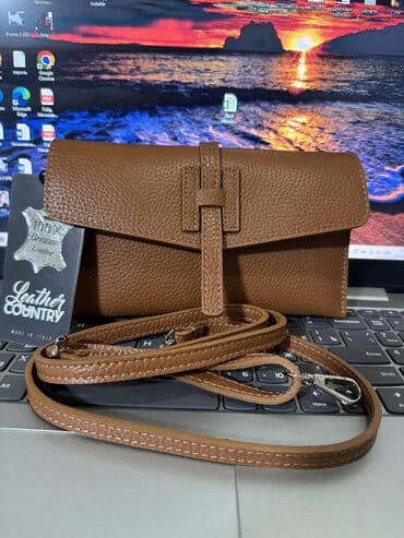 Сумка-клатч с длинным ремнем через плечо. - Компактный формат